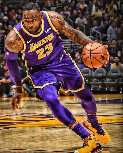 库尼亚：姆伯莫是个了不起的球员，能和他并肩作战很棒（库尼亚盛赞姆伯莫：他实力非凡，能与其并肩作战是种享受）