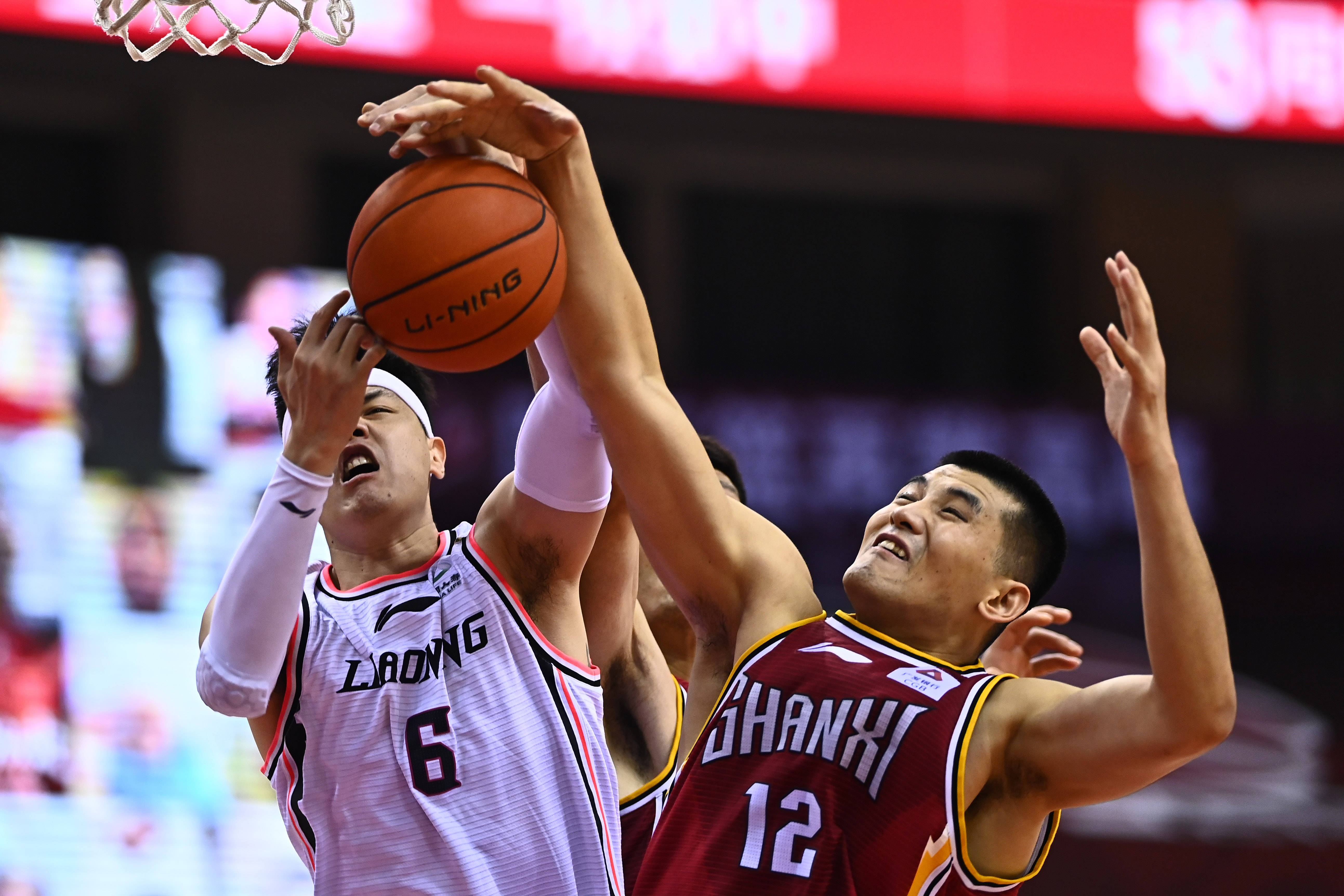 双引擎发力4-1大胜狼队，曼联升至第6：阿莫林终于是露出笑容（双核齐开火，曼联4-1击退狼队升至第6，阿莫林终于露笑）