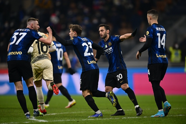 杜加利奇庆祝保级：面临压力阻碍各种问题，我们最终战胜一切（杜加利奇：顶住重压化解阻碍，最终成功保级）