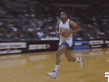 青年新秀表现亮眼 赢得出场机会（年轻新星表现抢眼 收获上场机会）