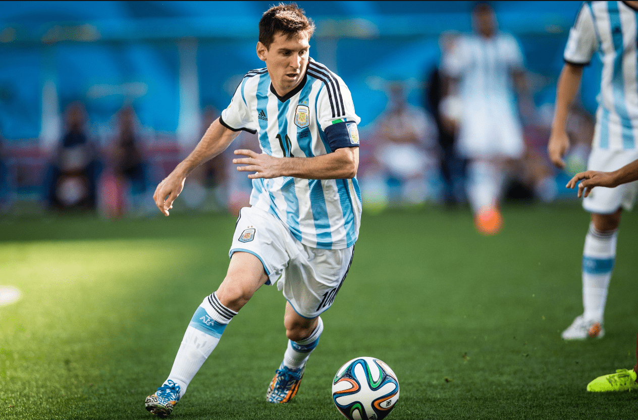 斯基拉：阿森纳正在关注铃木彩艳，有意在下个赛季引进他（斯基拉：阿森纳密切考察铃木彩艳，拟于下赛季完成引进）