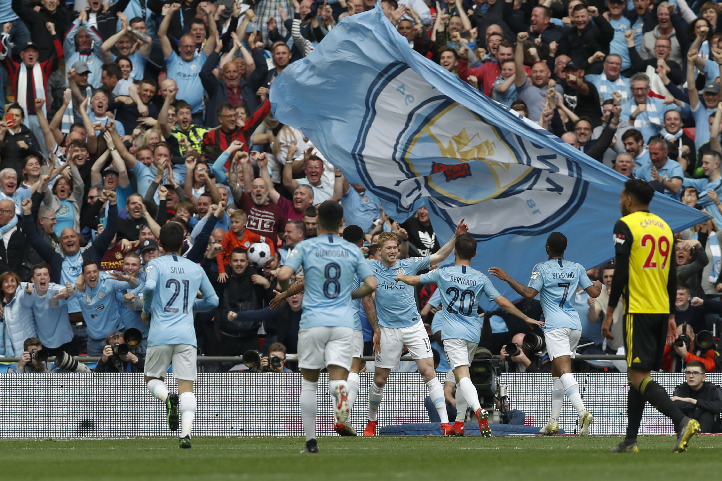 邮报：水晶宫和富勒姆关注沃特福德边锋瓦塔，标价约2000万镑（每日邮报：水晶宫与富勒姆有意引进沃特福德边锋瓦塔，身价约2000万英镑）