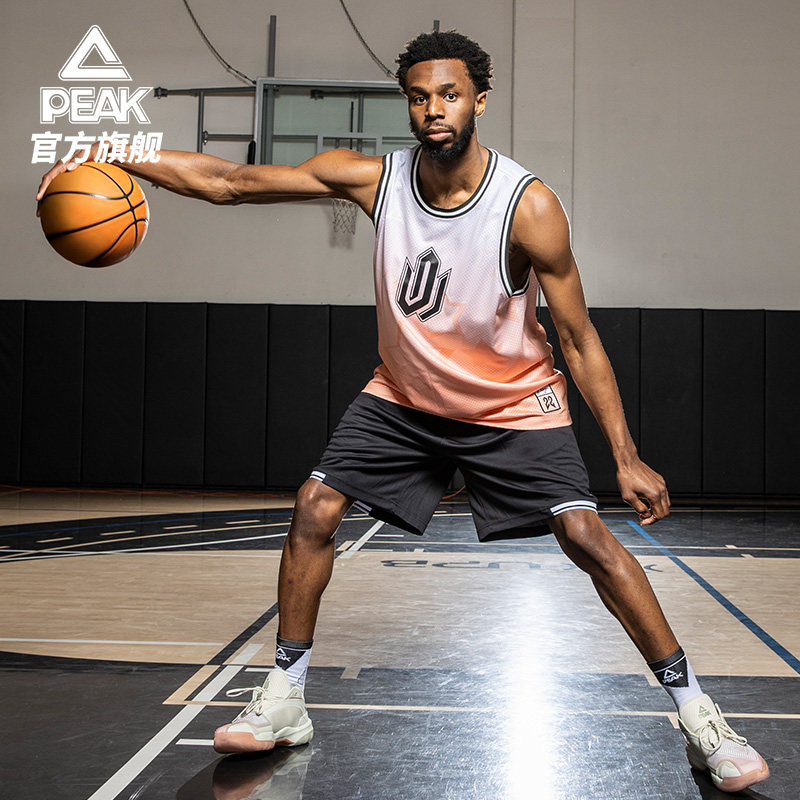 广东对抗训练！萨姆纳暴扣，王少杰好使，崔永熙未现身5v5！（广东队对抗训练！萨姆纳飞天暴扣，王少杰状态火热，崔永熙未参加5v5）