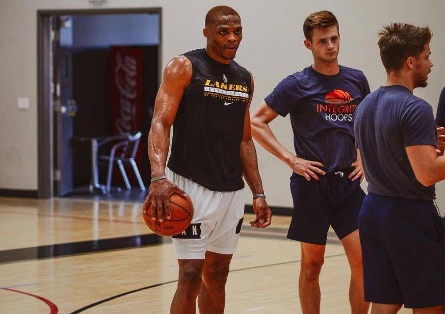 布斯克茨和阿尔巴结束球员生涯，巴萨官方发文祝福（巴萨官方送祝福：布斯克茨与阿尔巴正式挂靴）