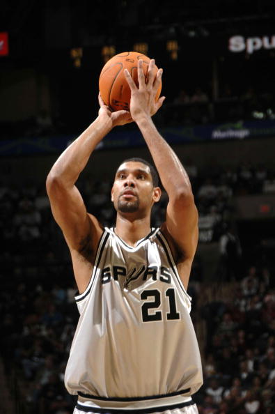 篮球勇士球星连中五记三分引全场欢呼（勇士球星连飙五记三分引爆全场欢呼）